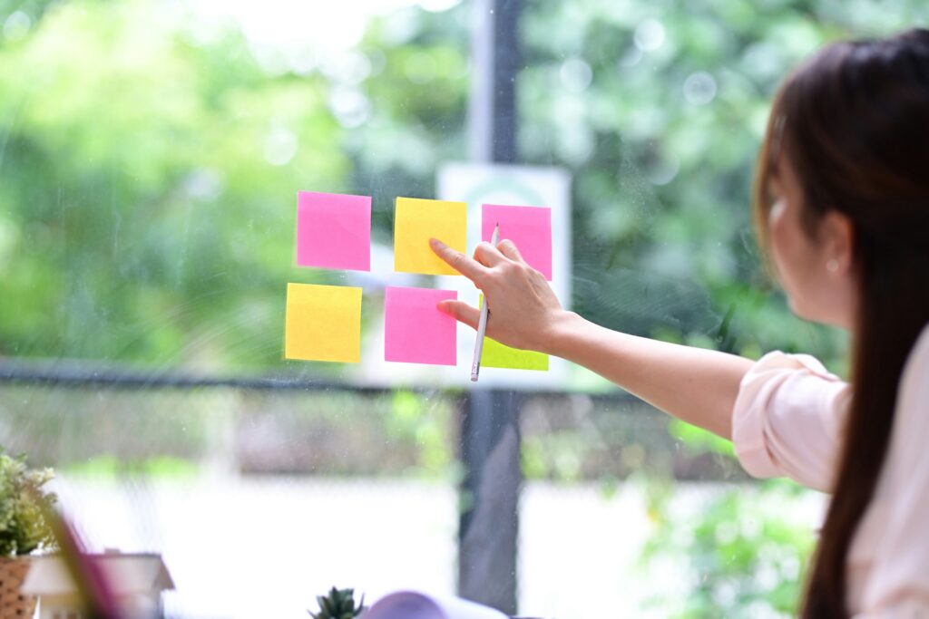 mujer-leyendo-post-its