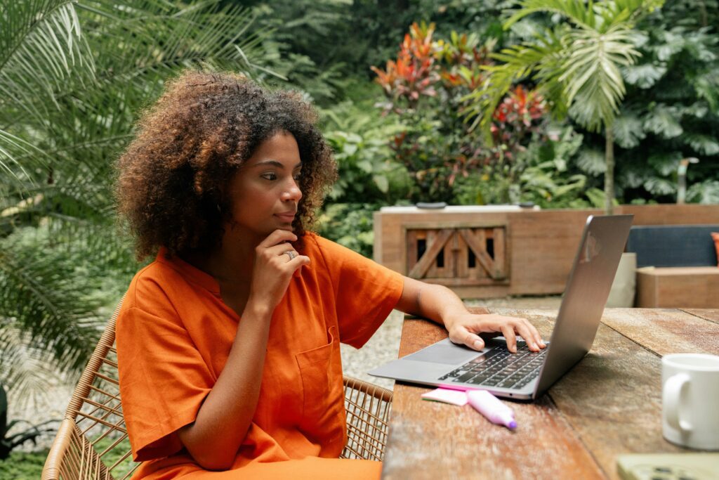 mujer-trabajando-en-la-computadora