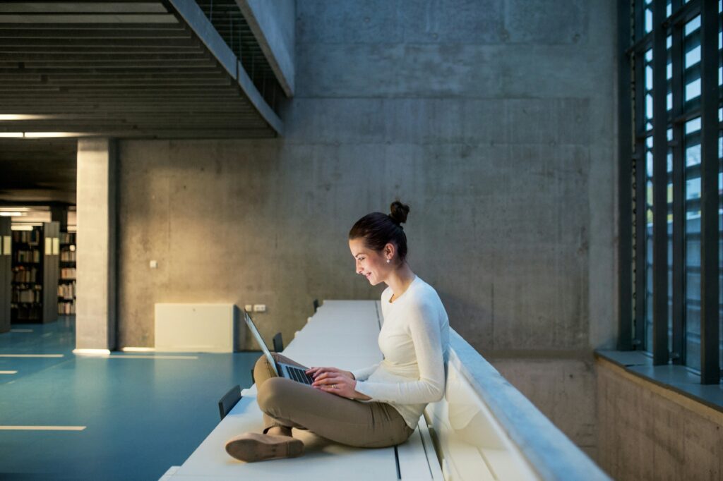 mujer-estudiando-en-la-biblioteca